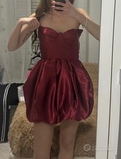 Abito elegante vintage in raso rosso con gonna a volte