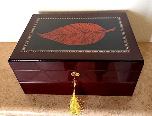 Cigar leaf emblem - leaf,