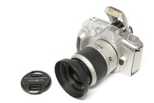 Minolta Dynax 40 con obiettivo