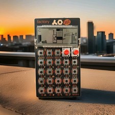 teenage engineering Po 16 Factory Con Case Originale