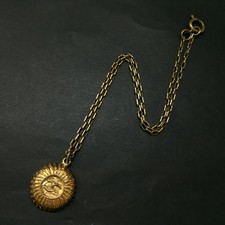 Collana con ciondolo tono oro