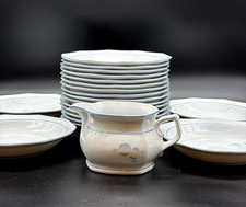 Rara brocca e piatti in