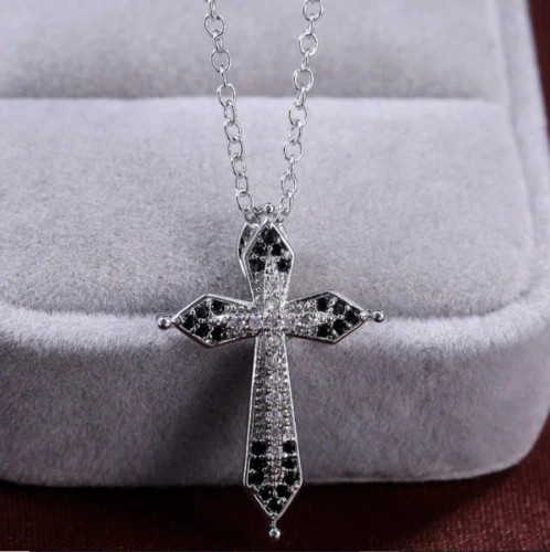Ciondolo croce diamante nero