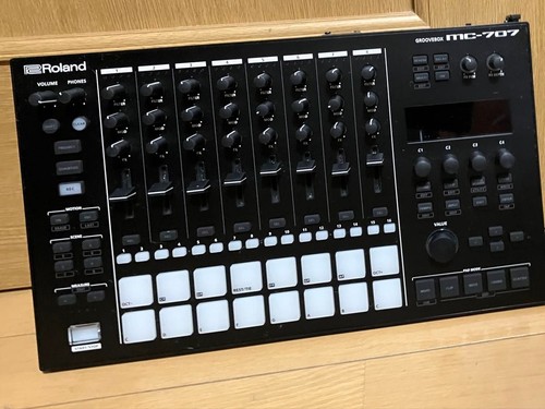 Roland 707 groovebox - mc-707, 8