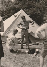 B5 - Foto Photo Fotografia Anni 60 - Uomini preparazione tenda campeggio