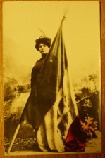 ALPINO DONNA IN POSA CON