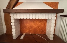 Finto Caminetto In Legno E Mattoni