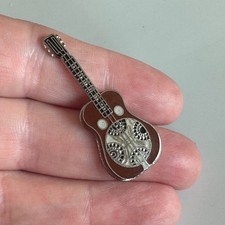Spilla da bavero smaltata chitarra risonatore vintage - spilla musica country Dobro Bluegrass