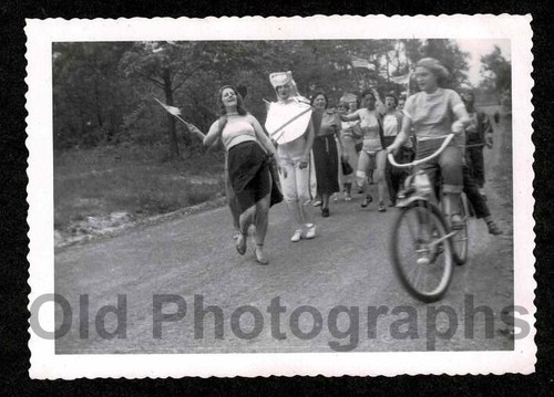 Wild partiers parade majorette - partiers,
