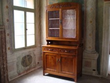 Credenza mobile con vetrina in legno massello intarsiato restaurata Villa Veneta