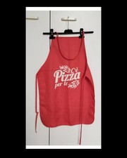 Grembiule da cucina rosso con stampa "C'è Pizza per te".  È in tessuto e present