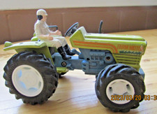 Trattore a motore agricolo