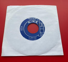 THE BEACH GIRLS Skiing In The