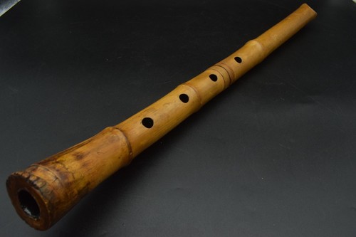 Antico strumento flauto - a,