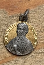 Médaille Religieuse Ancienne Ste Bernadette De Soubirous Lourdes Doré 