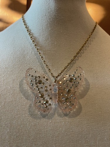 Collana lunga farfalla - , tarina
