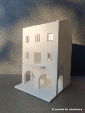 Casa per  plastico H0 con due portici e terrazzo, due piani e negozio