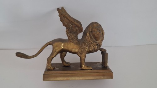 Statua scultura leone alato