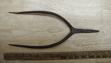 Antica forchetta da agricoltura in ferro 2 denti, forchetta per fieno, 12-3/4" lunga 4-5/8" spalmabile, appendiabiti da parete