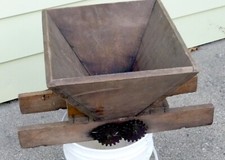 Antico tritatutto macina semi cereali malto tritatutto mele - birra - legno