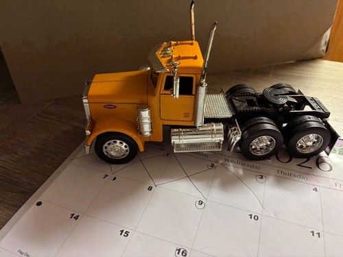 New ray used peterbilt - 1/32,