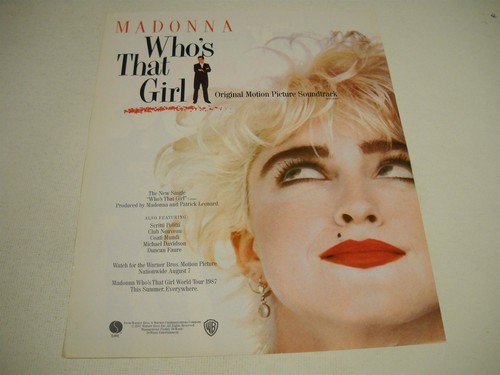 Madonna guardando alto per - in,