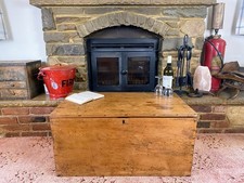 Antica cassapanca in pino, baule portaoggetti vintage in legno, scatola coperta, tavolino. CHIAVE