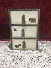 Collezione Moose Crossing, Mini Cassettiera Piccola in Legno a 3 Cassetti, 12x8 Beige, Grn, Brn.