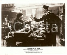 1984 FAVORITES OF THE MOON Movie Otar IOSSELIANI Policeman in handcuffs *Photo