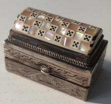 ANTIQUE ENGRAVED SILVER MOTHER