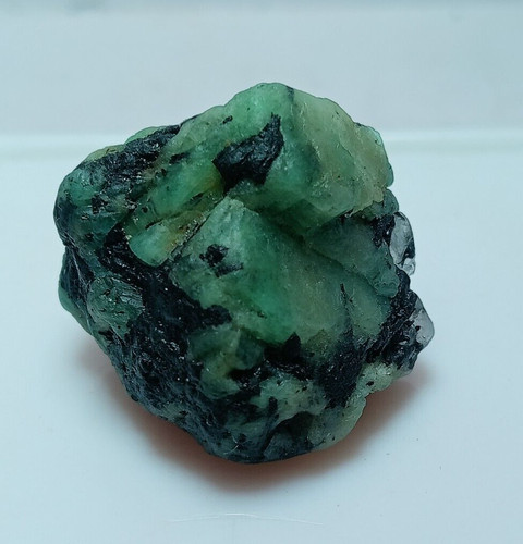 Grande pietra grezza smeraldo
