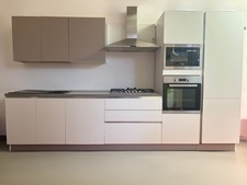 CUCINA BIANCO LUCIDO 300 CM CON ELETTRODOMESTICI – COME NUOVA