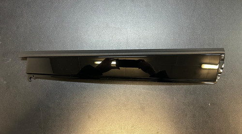 Modanatura verticale nera