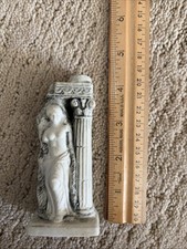 Vecchia bottiglia alcool vintage in miniatura donna e pilastro