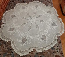 Tovaglia beige rotonda all'uncinetto fatta a mano