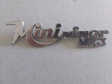 MINI MINOR MK3    LOGO  IN METALLO    OTTIME CONDIZIONI  LUNGA 14 CM