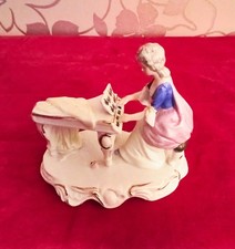 Elegante statuina in