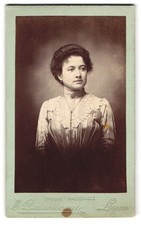 Photo E. Damoiseau, Lyon, Cours Morand 52, Elegante junge Dame in heller Bluse  