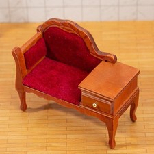 Mobili per casa delle bambole