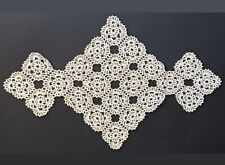 Centrino uncinetto ricamato ecru. Tre quadrati.