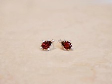 Orecchini a perno piccolo elegante placcato oro giallo 14 kt taglio pera simulato granato 2 ct