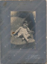 Ritratto di bambina seduta sulla poltrona Fotografia Salviati Venezia