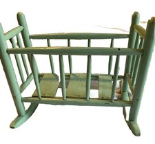 Antico letto per bambole in