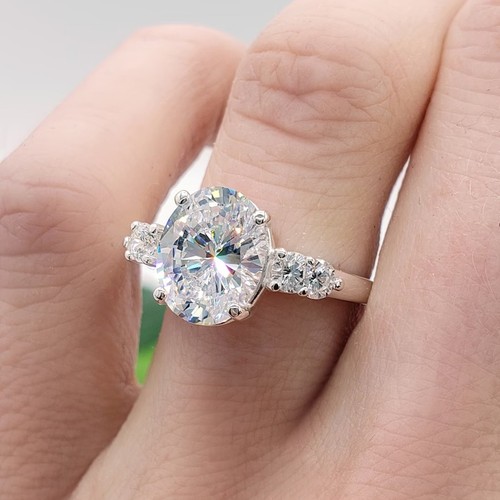 Anello solitario con diamanti