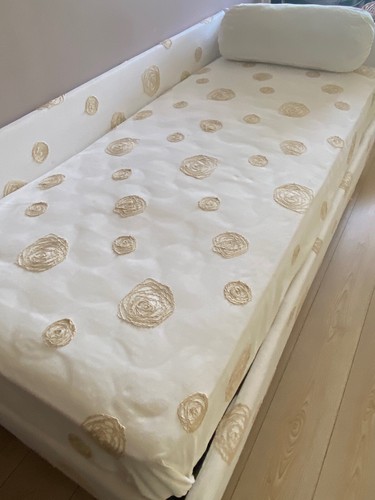 Letto singolo con - con,