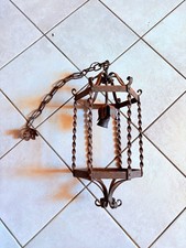 Antico lampadario in ferro battuto con catena