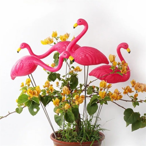Statua piccola plastica rosa