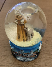 Palla di vetro con neve