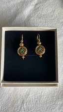 Orecchini artigianali bagnati oro con pietra verde in stile etrusco.