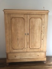 Armadio antico camera da letto restaurato due anni fa. 